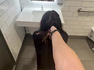 Adolescente quer experimentar algo novo e fode estranho picayune banheiro do Walmart