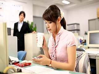 Cô trợ lý văn phòng xinh đẹp tụt quần để bị sếp đụ đến nghẹt thở