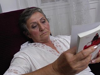 هذه الجدة الشهوانية تستمني كل يوم من أيام الأسبوع