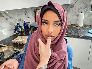 La MILF araba ha bisogno di imparare alcune cose