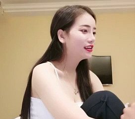 Penstrim Cina memberi ganjaran kepada peminat terbaiknya dengan blowjob dan seks