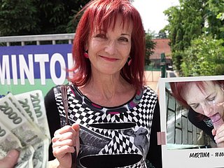 Czech Streets 111 Bayan Irena parayı ve horozları flout