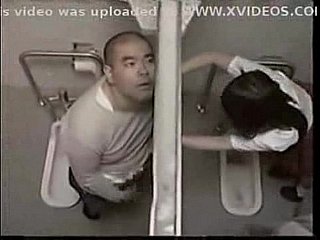 トイレで生徒とセックスする教師