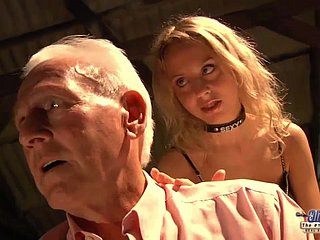 Verführerisches junges Babe hat Making love mit geilem alten Mann. Teen wird gefickt