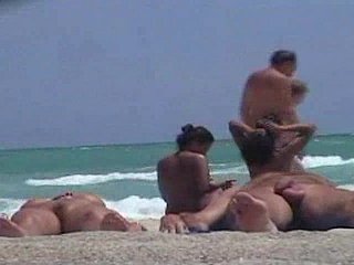 Voyeur-Kamera fängt eine asiatische Pussy an einem FKK-Strand ein