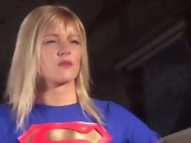 Supergirl é capturado e prendido