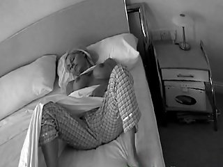 Fat titted żona onanizuje na ukrytej kamery