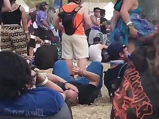 ガールズ笑2男は彼女のお尻角質雌犬を食べてみましょう