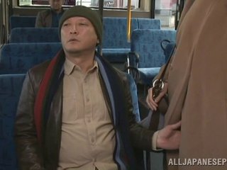 Fantezi puma ağır gerçeklik çekiminde otobüs handjob büyüleyici bir adam vererek giyinmiş