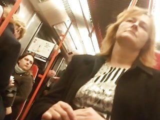Upskirt reife Frau in Zug