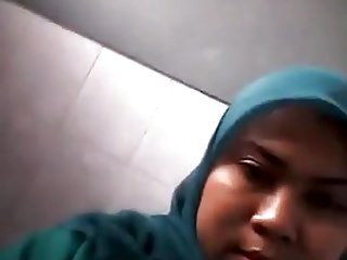 IBU berjilbab Saat merasa санге 1