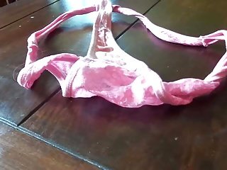 tanga sucia de color rosa