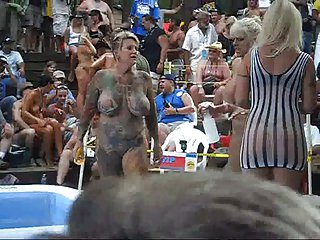 Hot girls outdoor zapasy ropy naftowej i rzeczy w Ponderosa