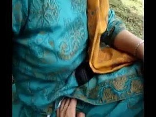 toccare una ragazza del college