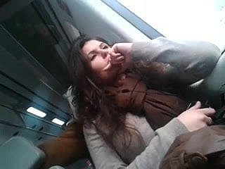 ragazza cornea sul treno