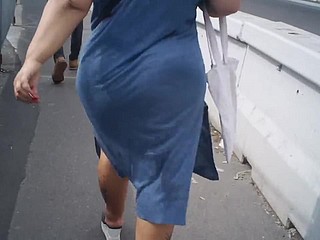Guileless culo árabe azul en depress calle.