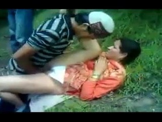 desi Mutter von drei Jungen im Wald gefickt