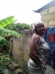 Afrika bebek duş alır