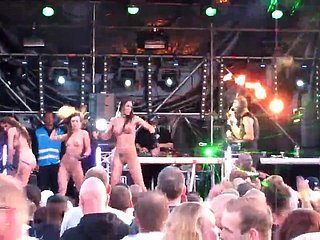 nago na scenie gogo dziewczynek w rave-techno koncert 2