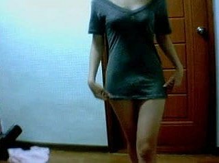 한국어 웹캠 소녀는 그녀의 옷을 보여주는 음부를 던져