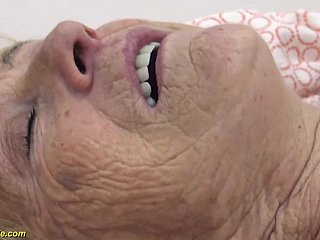 90 Jahre alte Oma bekommt rau gefickt
