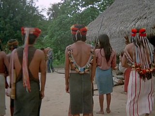 エッチなレトロなブロンドは、男を野蛮ために切望して古典的な性交を楽しんで