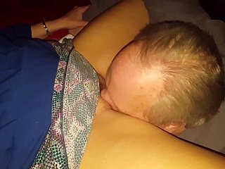 Cuck ve eşi birlikte Bullfriend yalamak
