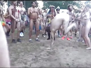 تحب الرقص عاريا في الاماكن العامة، وأنا أحب wanking على زوجته