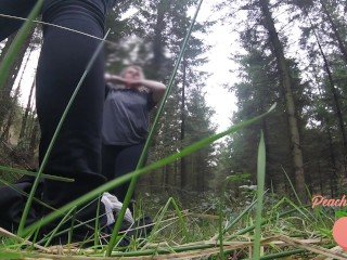 GF мигает в общественных местах и ​​сосет хуй в то время как фотографы BF ждет в машине