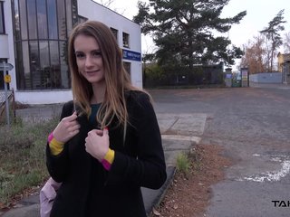 Adelle wordt opgepikt going in een vreemdeling en geneukt in de achterbank van een automobile