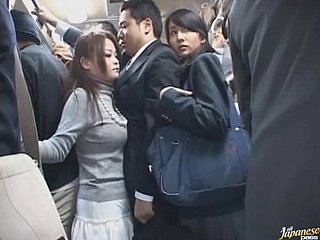 Kalabalık Otobüs Bir Blowjob verilmesi Yaramaz Asian Schoolgirl