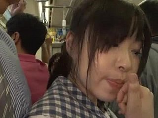 Japanse partisan krijgt haar kloppende kutje fingered in een school