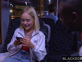 彼女の帰り道でBLACKEDRAW彼女はいくつかのBBCのために回り道をしました