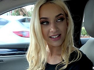 Seminuas beleza loira suga um galo no carro