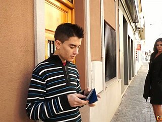 Sassy donna bruna porta a casa questo ragazzo e succhia il suo cazzo