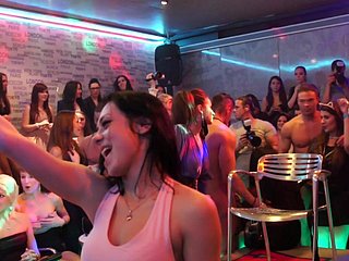 babes double-dealer berseronok semasa parti seks