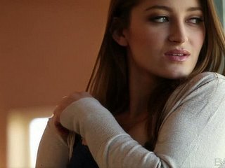 Dojrzały Indulge Dani Daniels pobiera nagi i pokazuje jej cipki