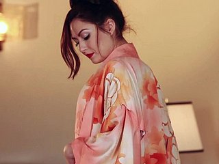 Güzel Cassie Laine göğüslerini ve kalçalarını dokunur