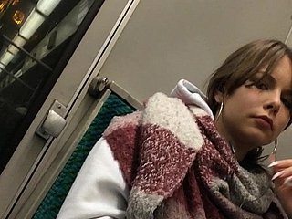 المتلصص لطيف في سن المراهقة مخفي كام فلاش ديك كبيرة في الجينز الضيق