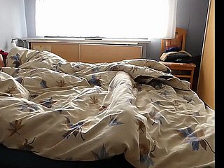 Moja mom Masturbates z szerokimi rozprzestrzenianiem nogi
